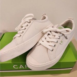 Cariuma OCA Low Off-White Canvas Sneaker (Women size 8) Box Included